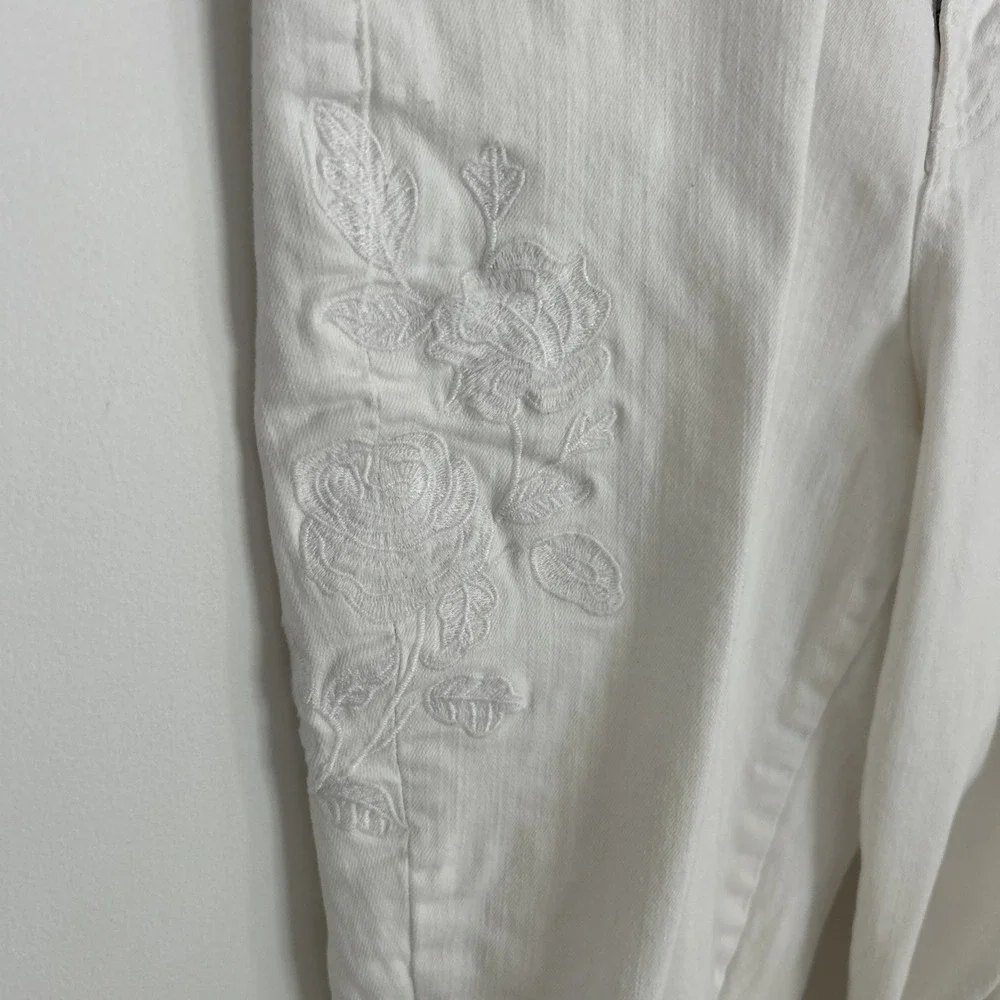 Lane Bryant Women's White‎ Jeans Size 24 P Embroidered Flower Cropped Girlfriend